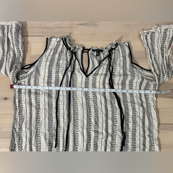 Jessica Simpson Cold Shoulder Top 2X - Picture 4 of 13
